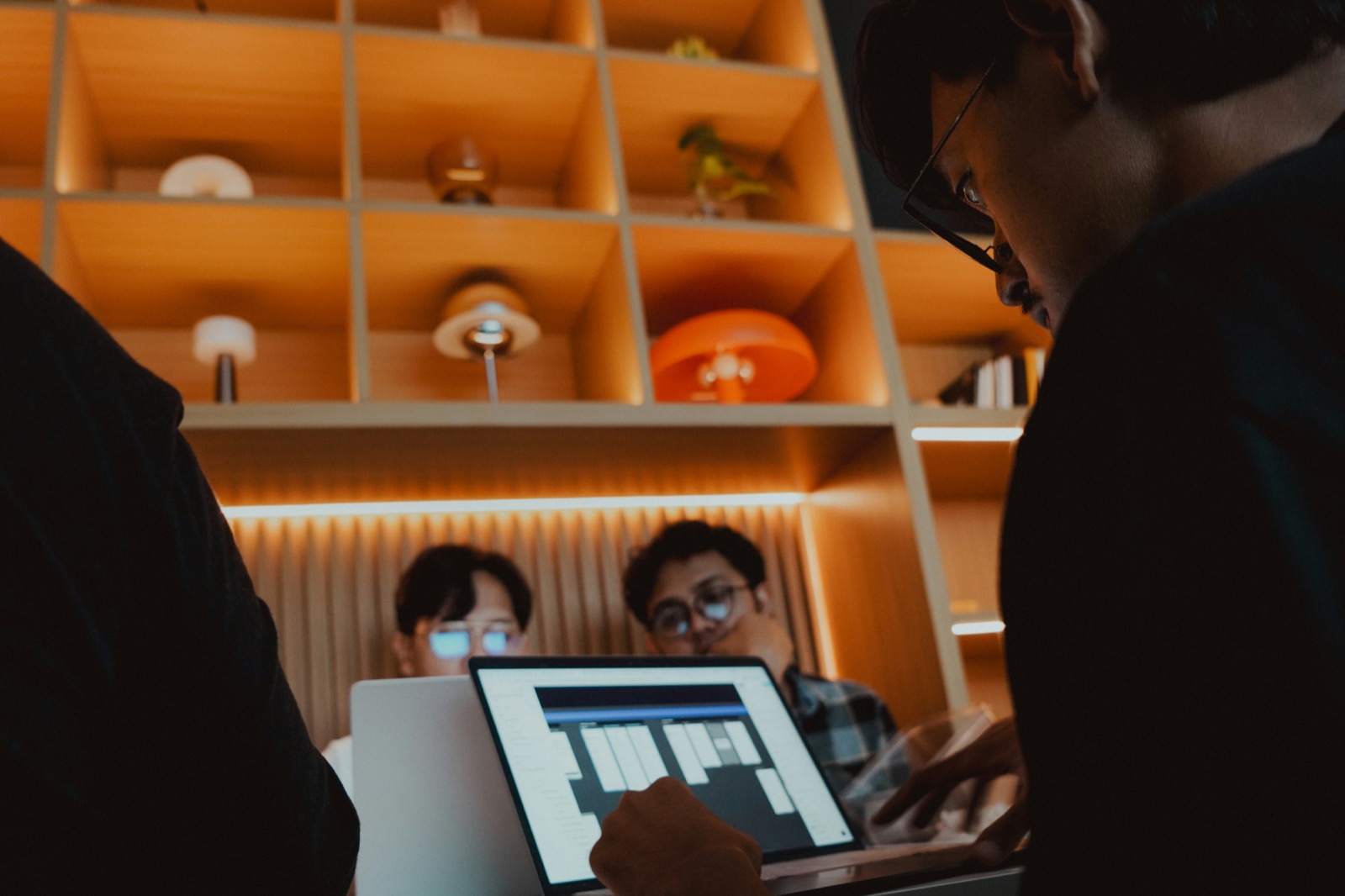 équipe dans un bureau moderne