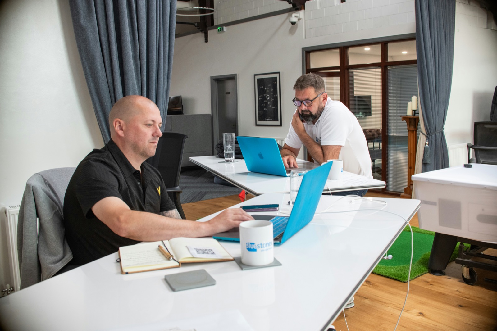 travail sur deux ordinateurs portables